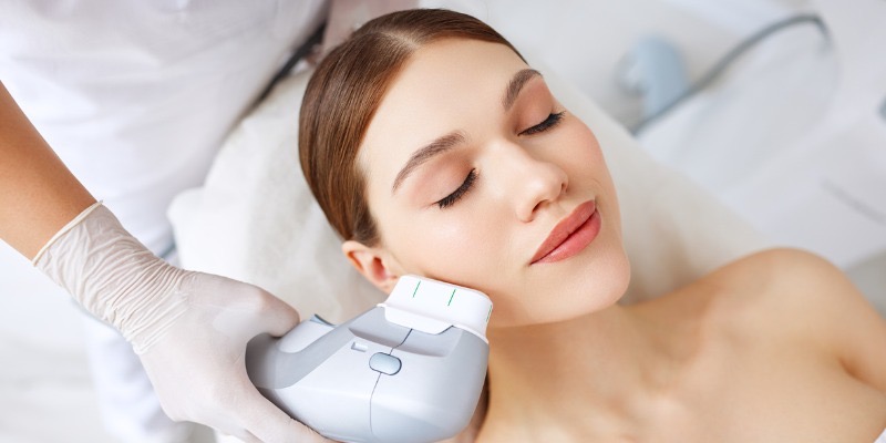 HIFU-Behandlung ( HIFU Hoch Intensiver Fokussierter Ultraschall ) ist eine moderne und nicht-operative Anti-Aging-Methode, bei der Sie, ganz ohne Ausfallzeiten, nach der Behandlung direkt wieder Ihrem Alltag nachgehen können.